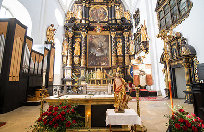 Die Innenausstattung der Stadtpfarrkirche Leoben-St. Xaver stammt aus dem „Jesuitenbarock“ in reichhaltigem Knorpelwerk- und Ohrmuschelstil. Hochaltar und Kanzel stammen aus dem 17. Jahrhundert.