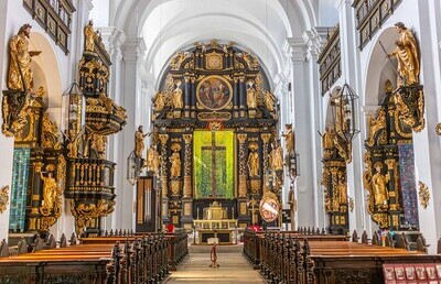 Das Fastentuch in der Stadtpfarrkirche Leoben St. Xaver wurde angefertigt von Frau Prof. Mag. Erika Hovanyi.