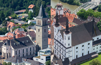 Links im Bild die Pfarrkirche Judenburg-St. Nikolaus, rechts Stadtpfarrkirche Leoben-St. Xaver