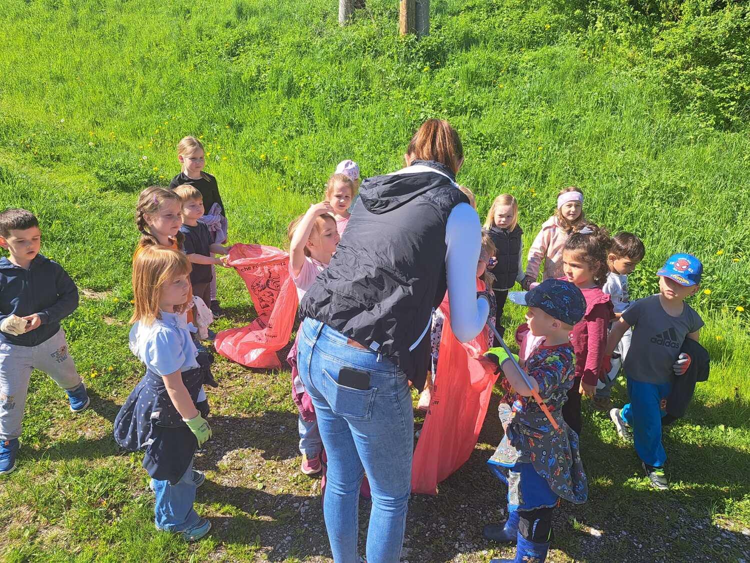 Frühjahrsputz am 28. April 2024 Mit gutem Beispiel gingen wir voran und beteiligten uns mit großem Eifer an der Umweltaktion „Der große steirische Frühjahrsputz“ vom Land Steiermark.